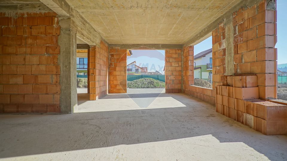 Villa in red, with 823sqm land in Cristian, Str C-tin Brâncoveanu