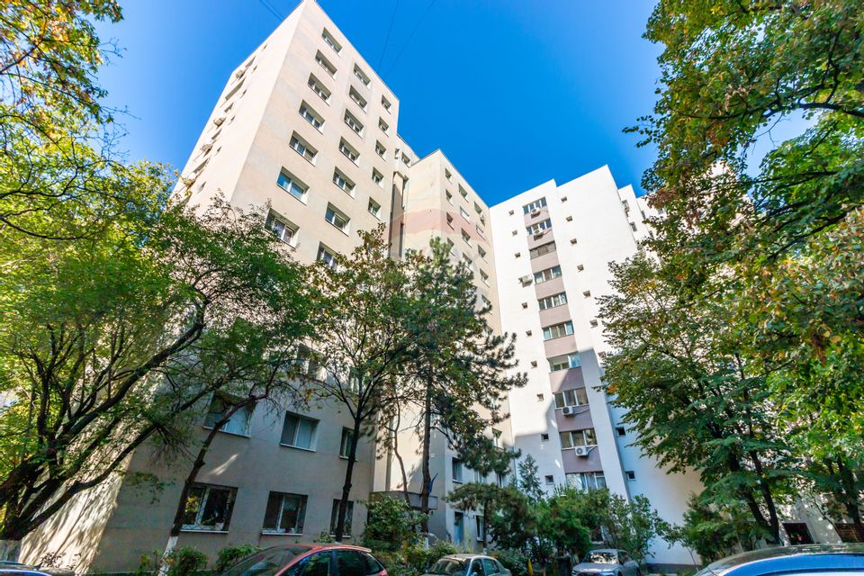 Apartament de vânzare cu 3 camere luminoase, în zona Drumul Taberei