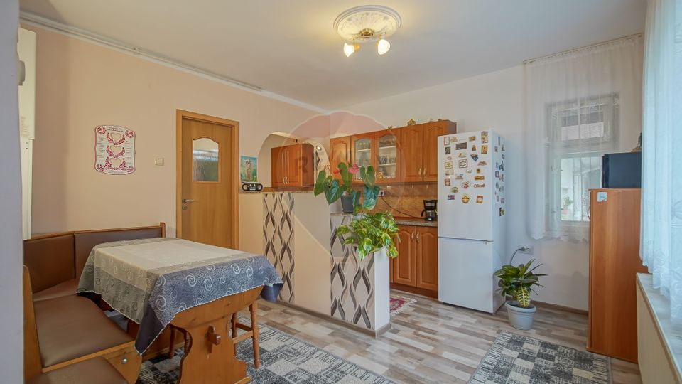 Casa individuala cu doua corpuri, teren 1000mp