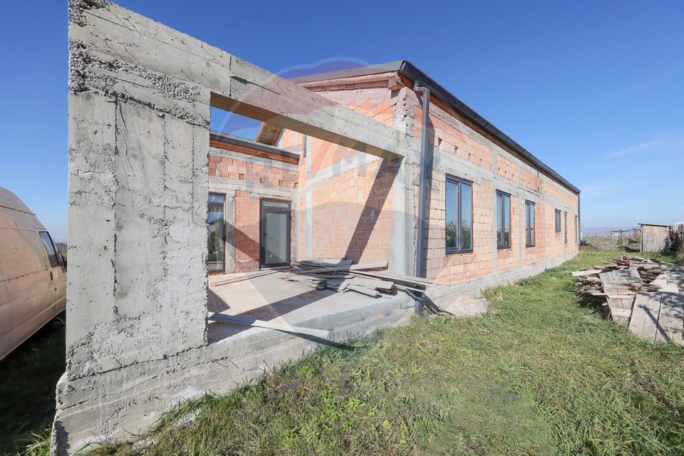 Duplex  la roșu cu 2 apartamente - 6 camere, terase generoase și curte