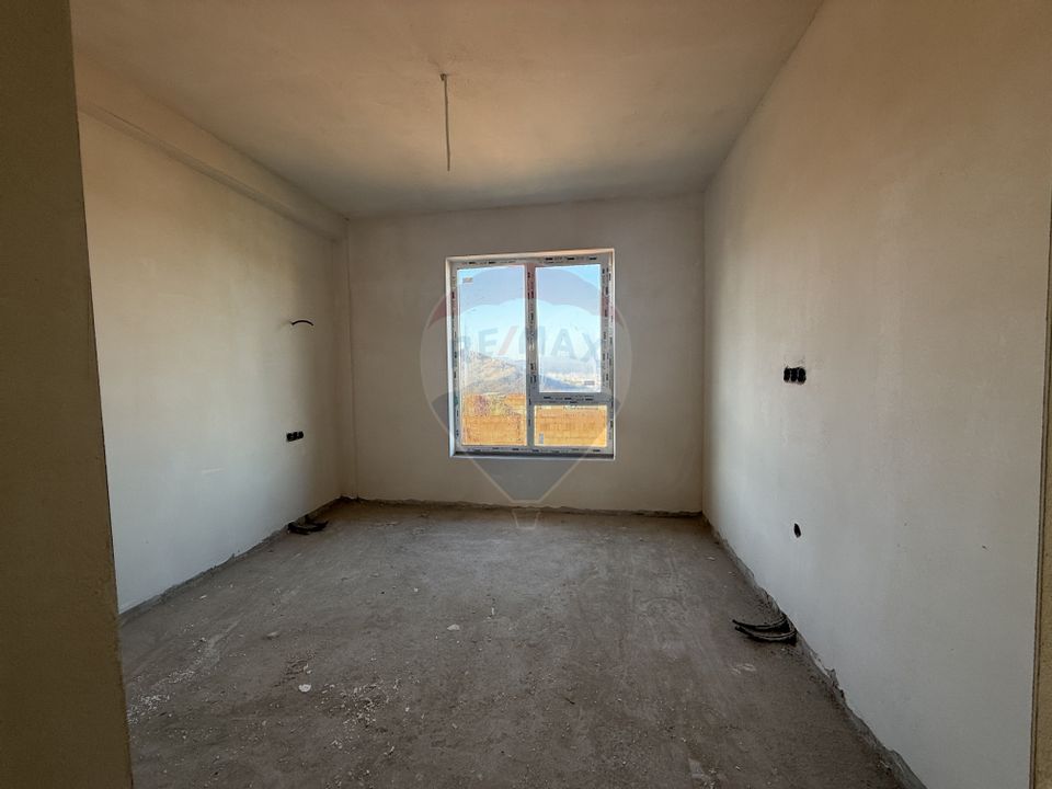 COMISION 0%-  Casă / Vilă cu 5 camere de vânzare semifinisata