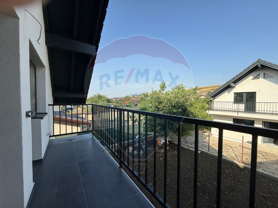 Casa cu 4 camere la gri de vanzare in Sura Mare