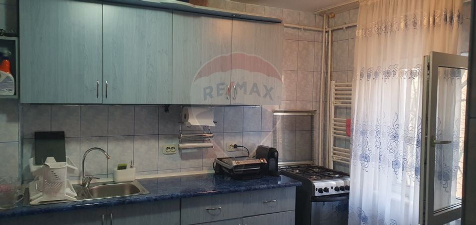 Apartament cu 3 camere de vânzare în zona 1 Mai