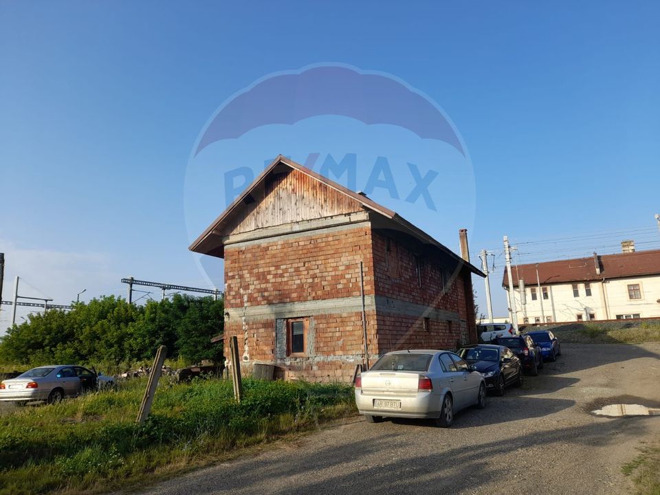 Casă 5 camere, teren 4748 m²  de vânzare - Vǎrǎdia de Mureş