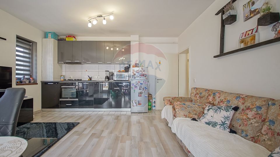 Apartament cu 3 camere de vânzare în zona Tractorul