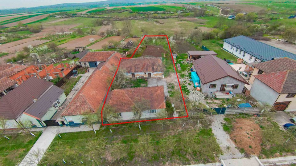 De vânzare teren 2.440 mp cu casă, asfalt și utilități – Alparea