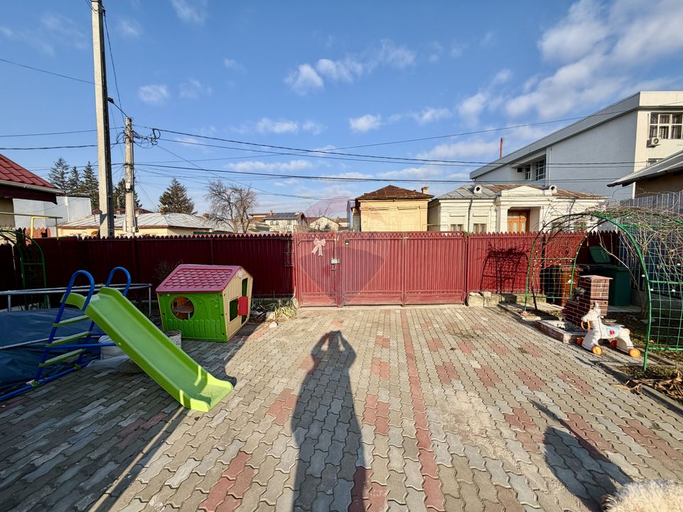 Casă / Vilă cu 4 camere de vânzare în zona Central