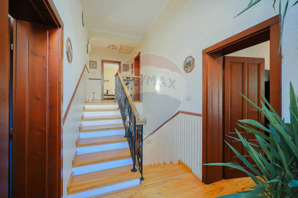 De vânzare vilă cu 7 camere, drum privat, în zona de Dealuri