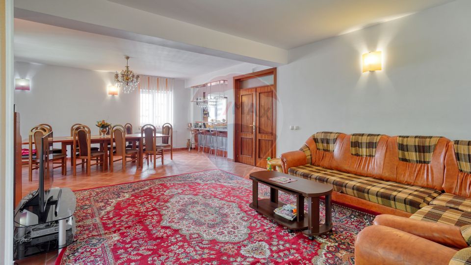 Casă / Vilă cu 8 camere de vânzare în zona Valea Rasnoavei