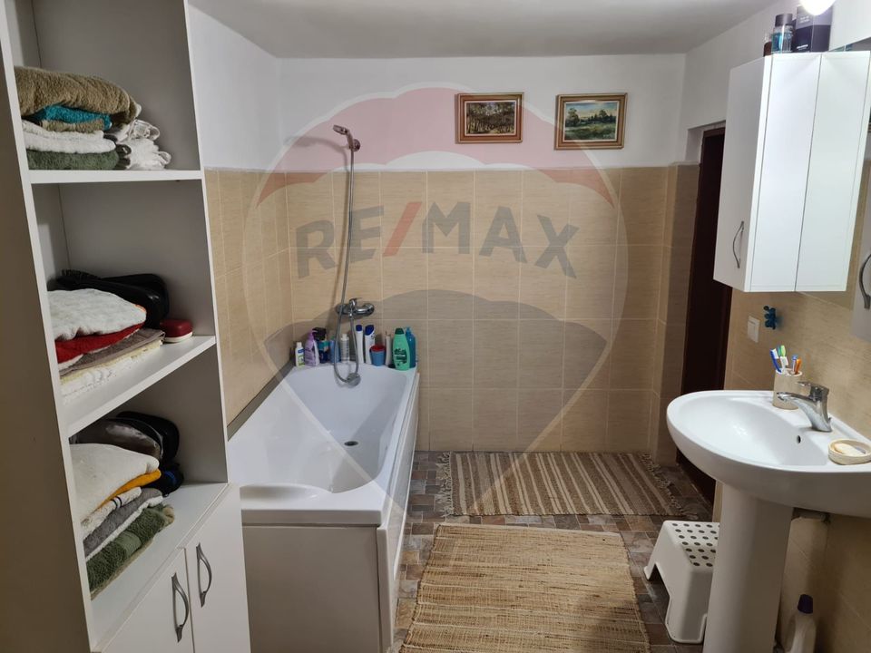 Vanzare casa  4 camere-microferma, cu panouri fotovoltaice