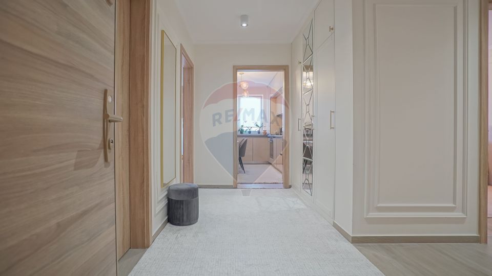 Apartament cu 3 camere de vânzare în zona Tractorul