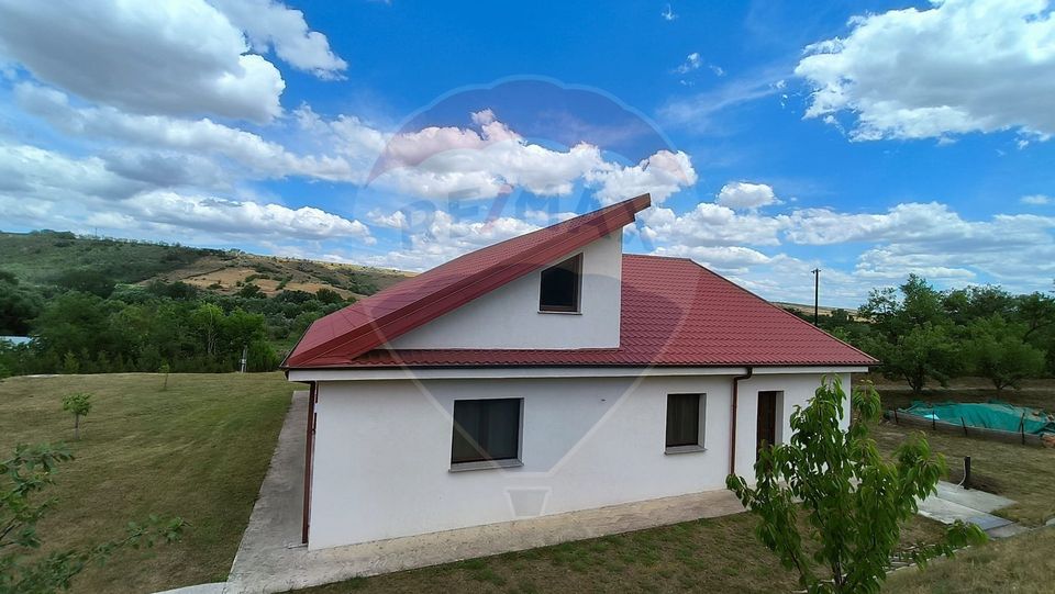 Casă spațioasă P+M și teren generos de 4151 mp în Tg. Bujor Galați
