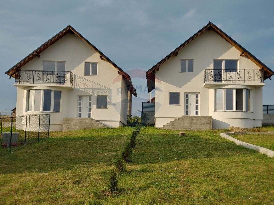 Casă / Vilă individuală cu 560 mp teren, de vânzare în Scheia, Suceava