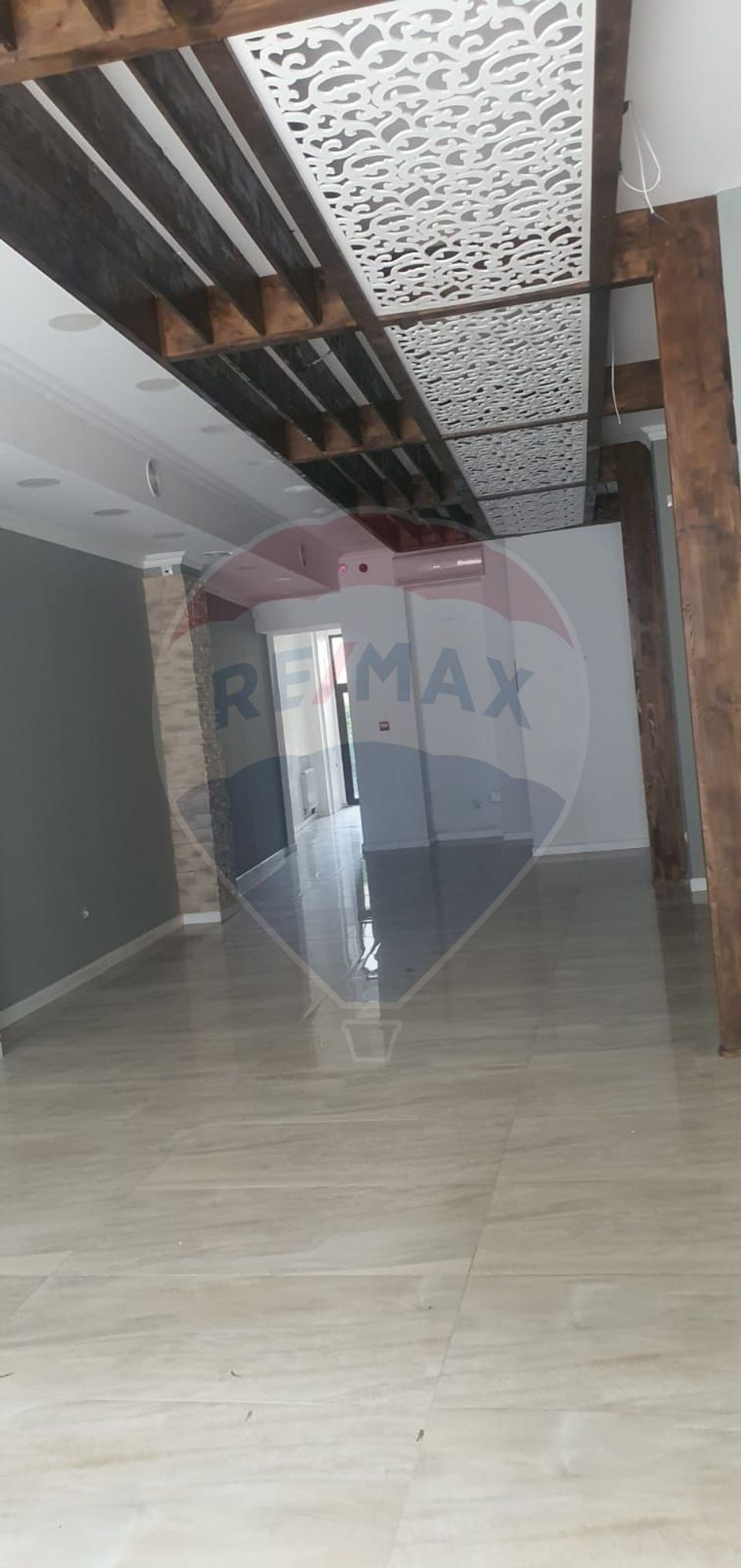 230sq.m Commercial Space for rent, Ultracentral area