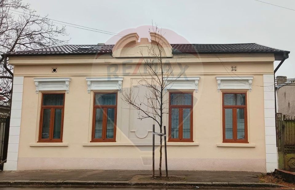 Casă cu 3 camere de vânzare în zona Centrală