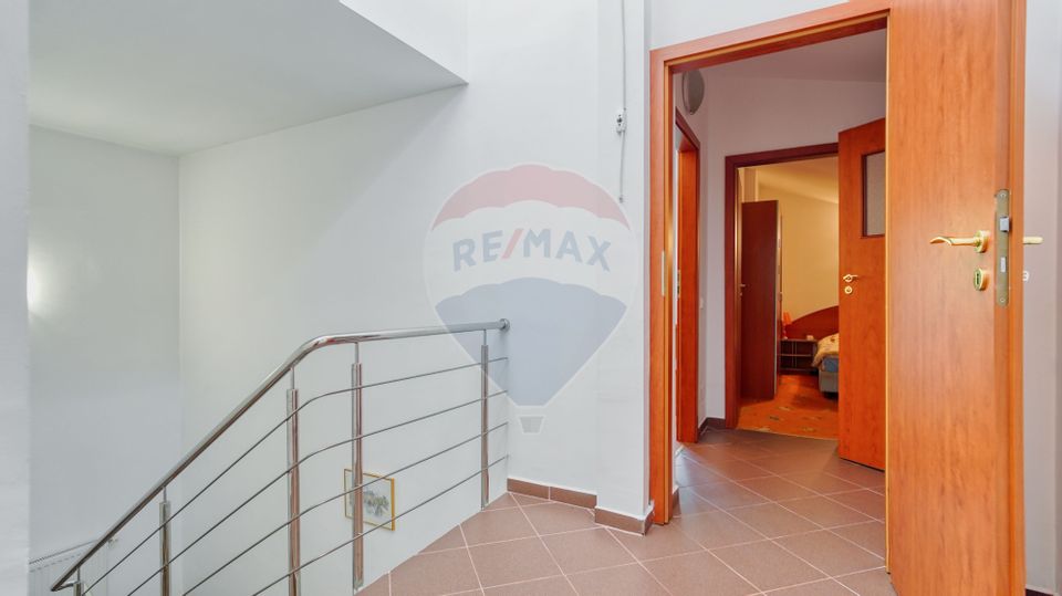 Casă / Vilă cu 8 camere de vânzare în zona Valea Rasnoavei