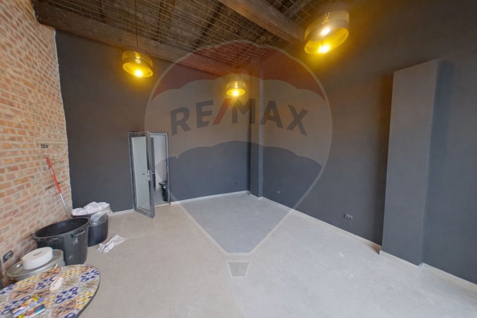 22sq.m Commercial Space for rent