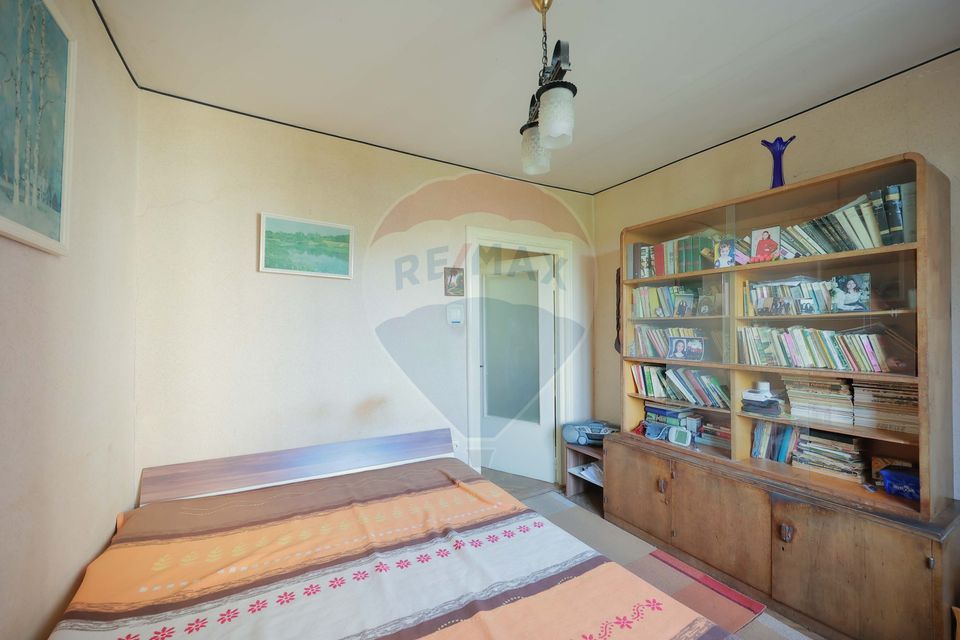 Apartament cu 4 camere de vânzare în zona Dacia