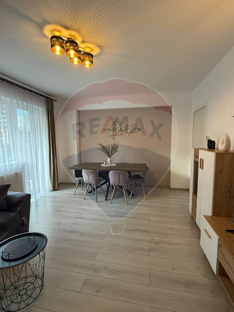 Apartament cu 3 camere, 2 bai și loc de parcare