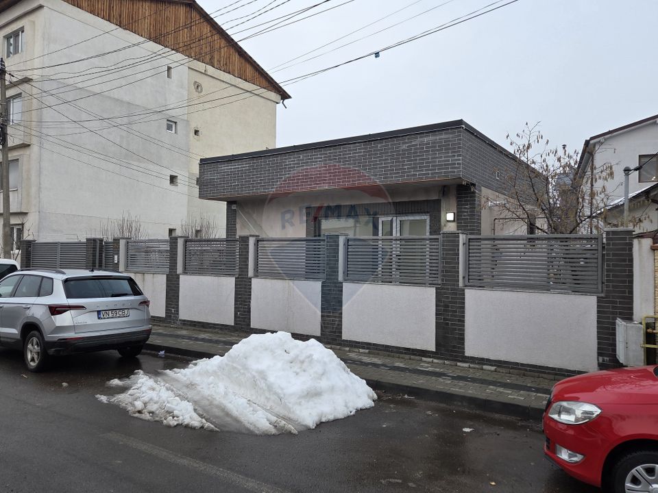 Spațiu comercial cu locuri de parcare.