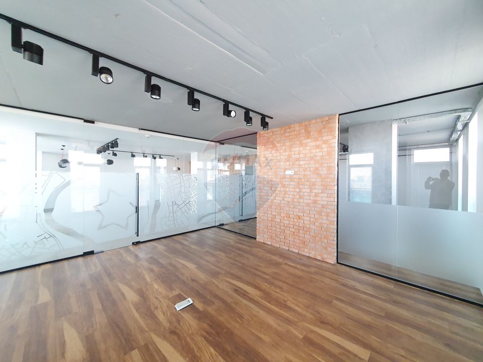 Birou modern 151 mp în Arad Plaza, 2 locuri de parcare