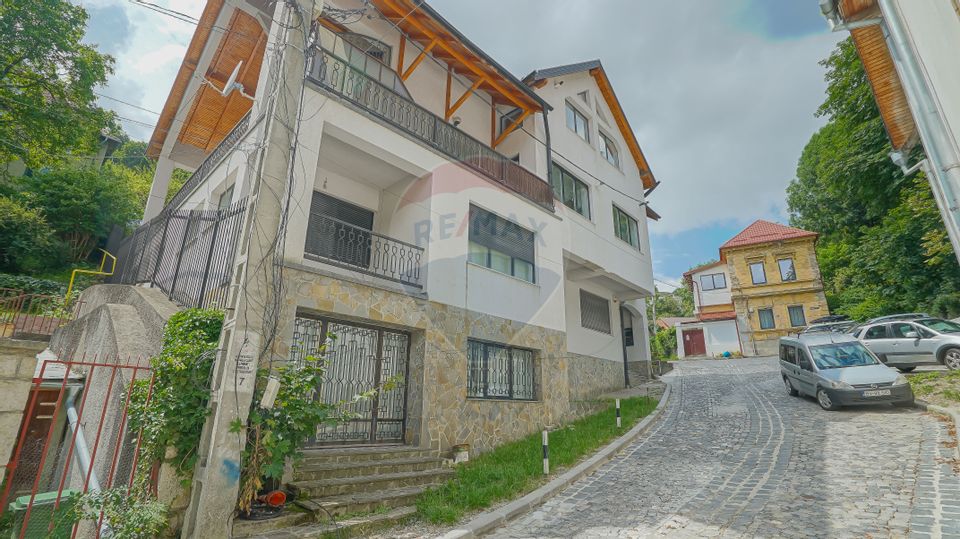 TRAIAN DEMETRESCU 15 | Două case de vânzare cu panorama 3.140 mp teren