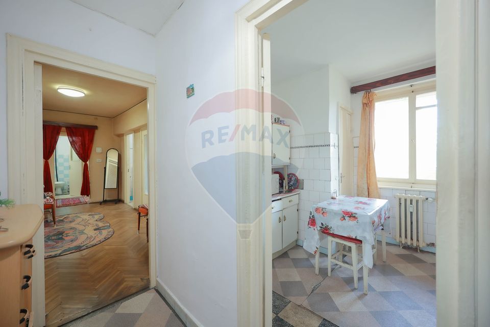Apartament cu 4 camere de vânzare în zona Dacia