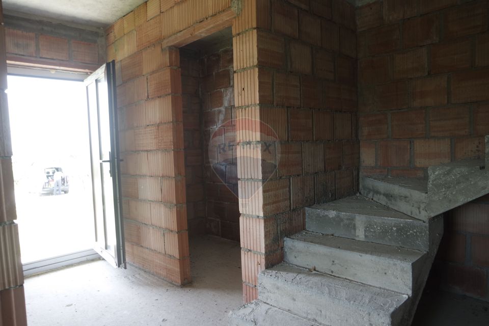 CASA CUPLATĂ DE VÂNZARE la rosu sau la semifinisat în Tăuții Măgherăuș