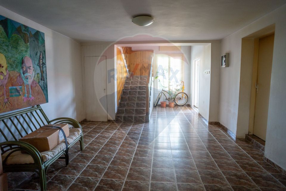 Casă / Vilă cu 10 camere si teren generos, Sos. Salaj