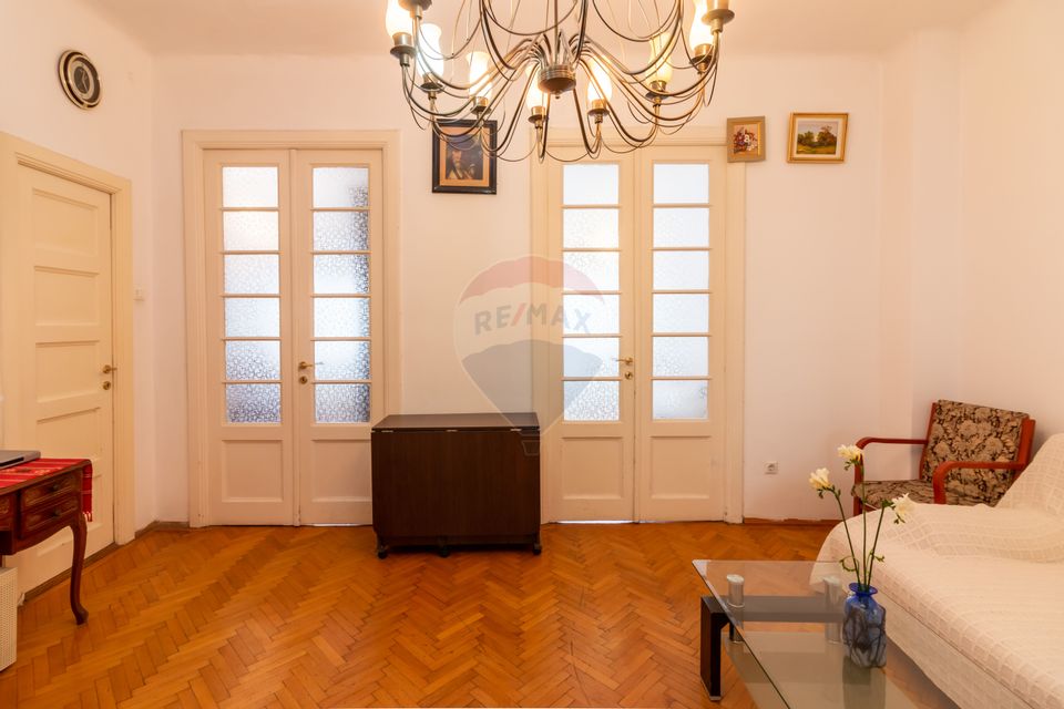 House and courtyard for sale, Alba Iulia Square