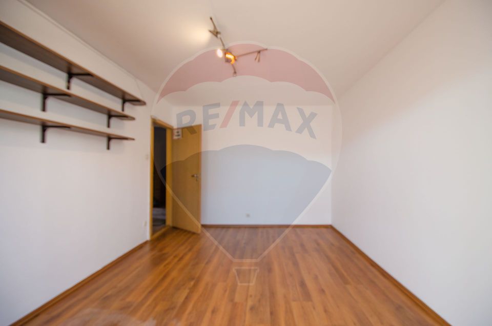 Apartament cu 4 camere de vânzare în zona Steaua