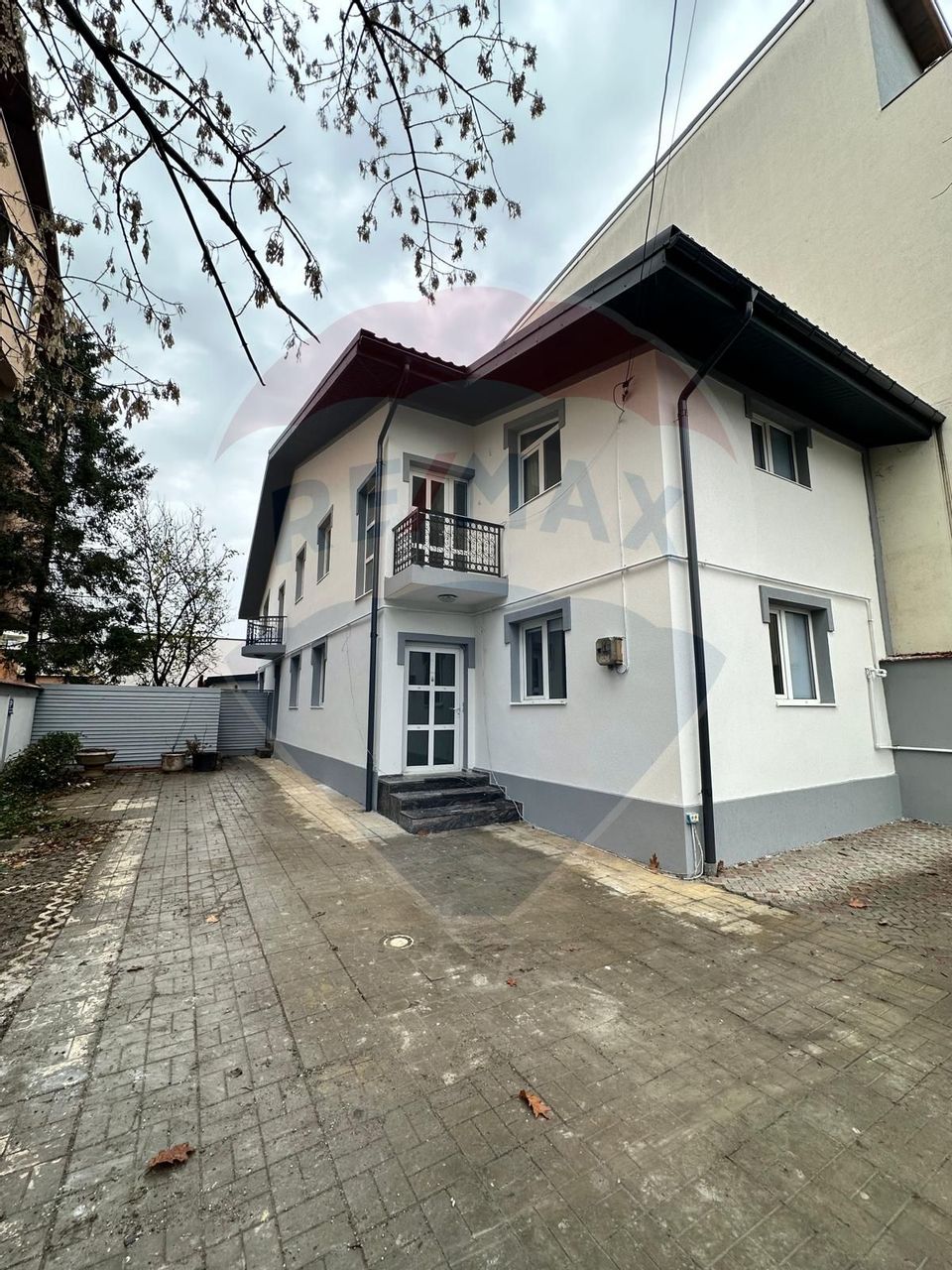 Casa / Spațiu comercial cu 5 camere si 300mp curte, in Bd. Gloriei