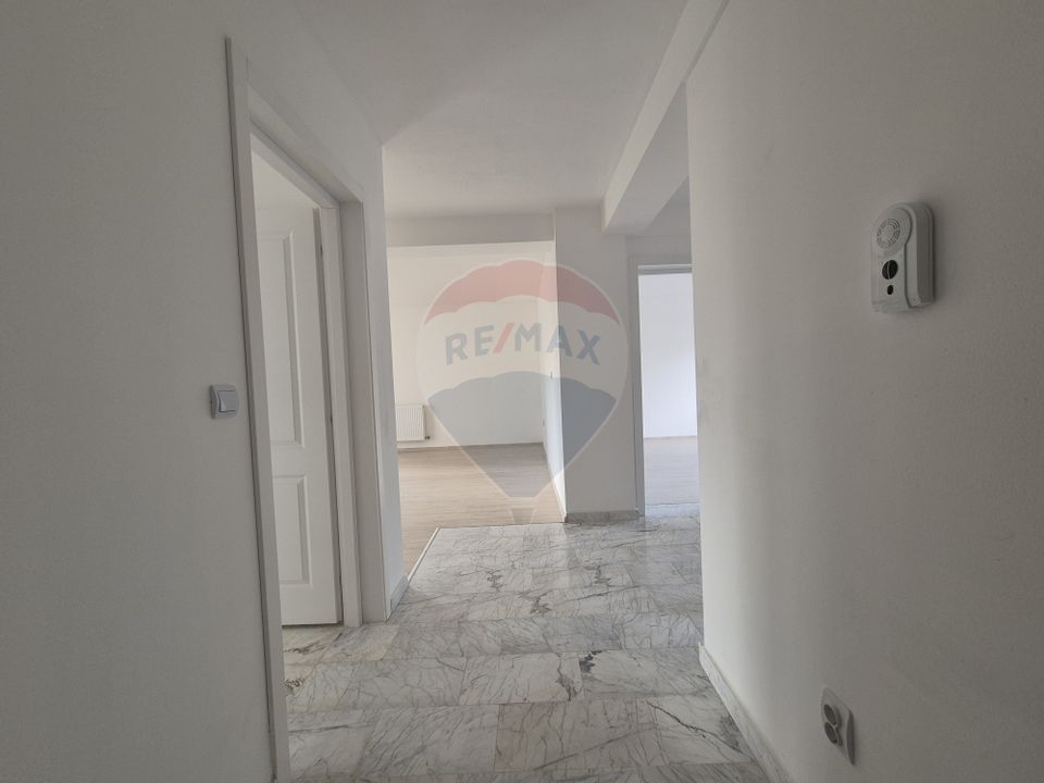 Apartament 3 camere decomandat parter