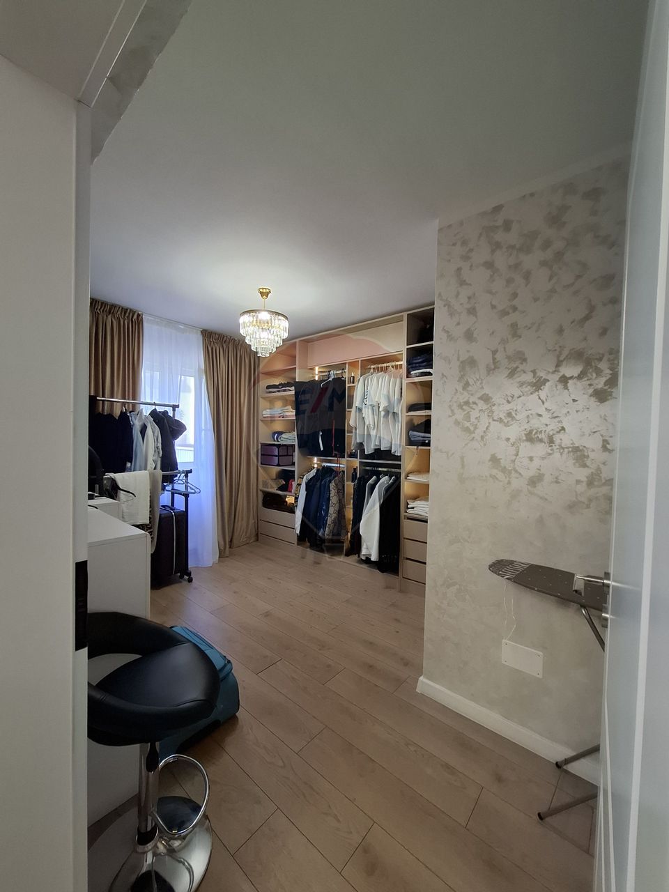 Apartament cu 3 camere  cu loc de parcare si curte proprie -de vânzare