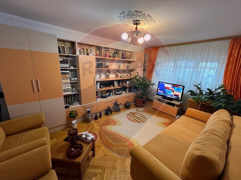 Apartament 3 camere în zona Tineretului