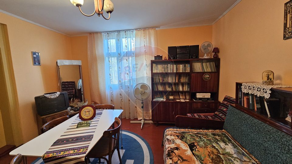 Casă / Vilă cu 3 camere de vânzare-Cacica-Suceava