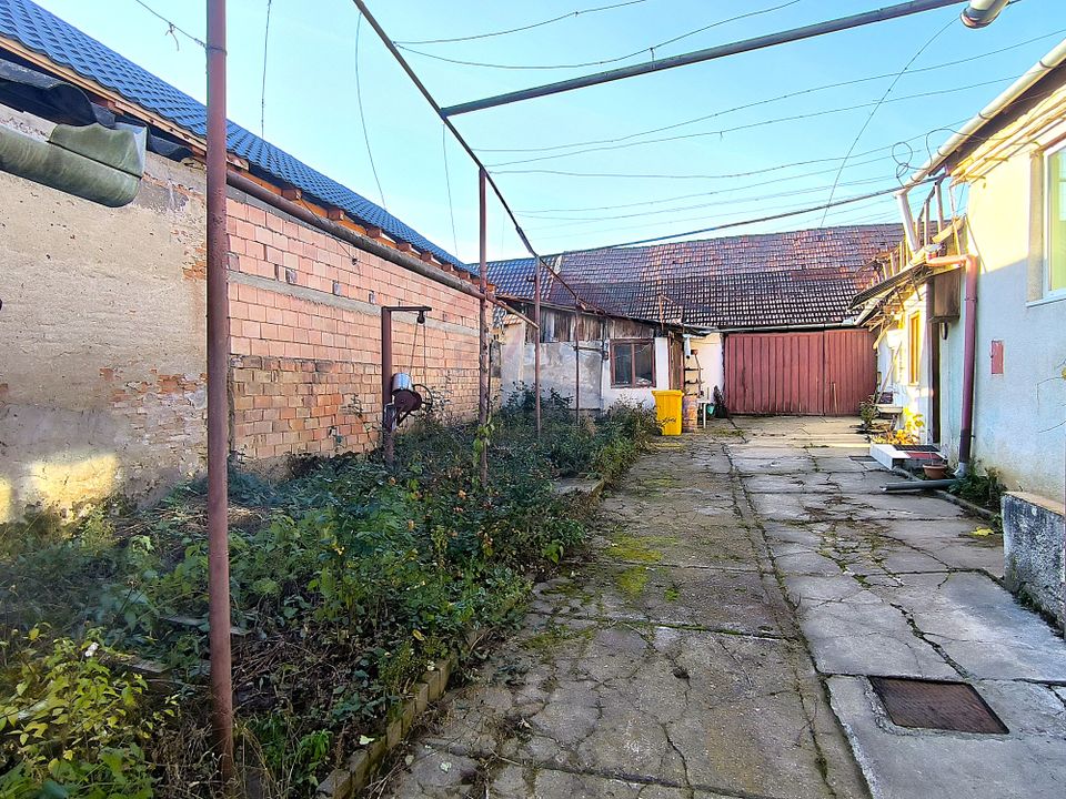 Casă săsească 3 camere si 1400 mp teren in Brateiu - jud. Sibiu