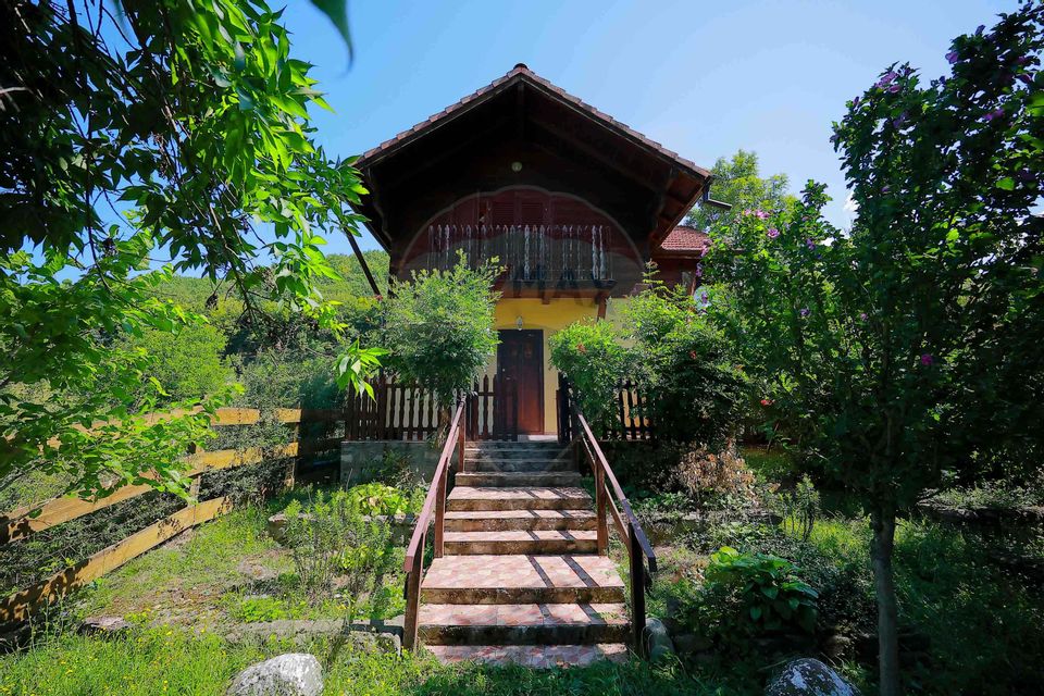 De vânzare Casǎ de Vacanțǎ cu 3 camere, teren 1146 mp, Budureasa