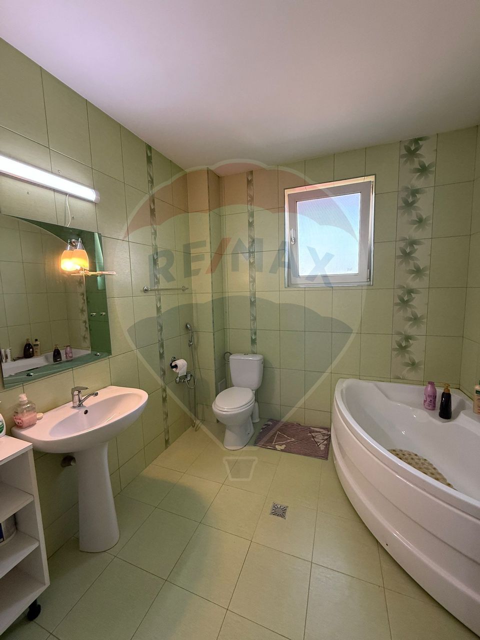 Casă / Vilă cu 9 camere de vânzare în zona 1 Mai