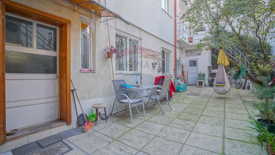 REZERVATA! Vilă impozantă, cu două apartamente și mansardă, Schei