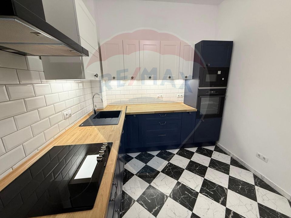 Apartament 4 camere, pe 2 niveluri si curte comuna în Centru