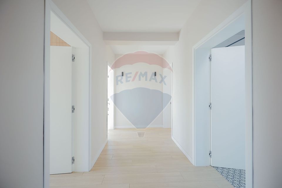 De vânzare Vilă cu 8 camere în Sânmartin, 290 mp util, teren 1100 mp