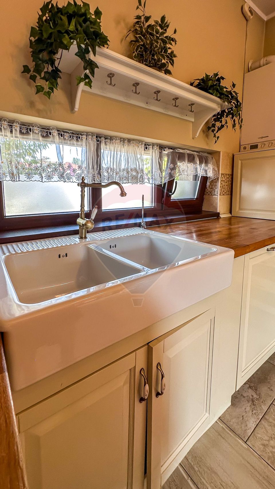 Vila cu doua unitati locative de inchiriat în zona de Nord / Sisesti