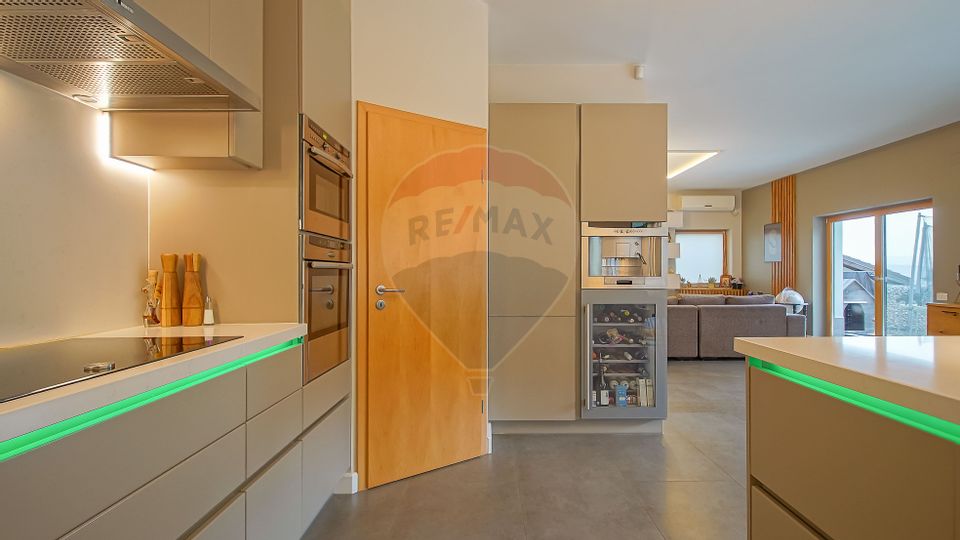 Vila moderna cu vedere spre padure Poiana Angelescu