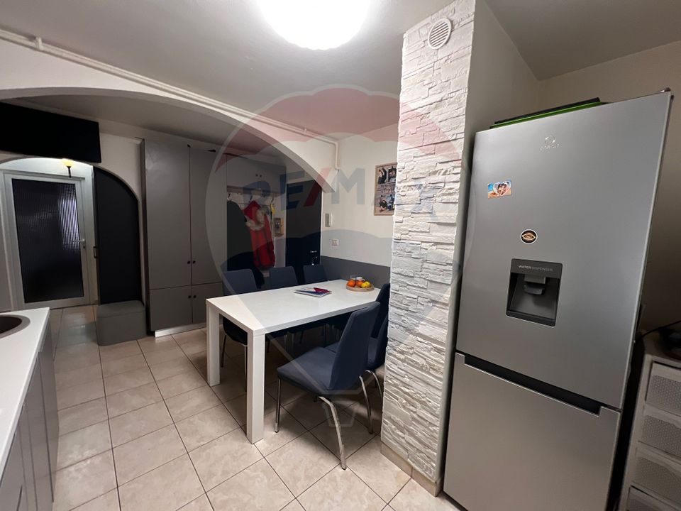 Apartament 4 camere decomandat cu loc de parcare etajul 3
