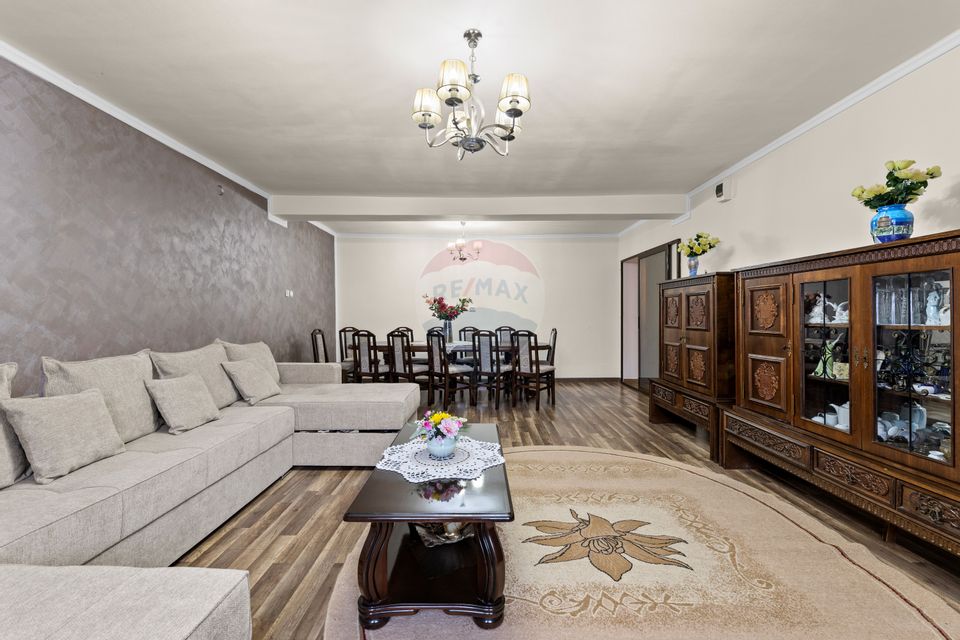 Casă spațioasă cu 4 camere și spațiu comercial în Bujac