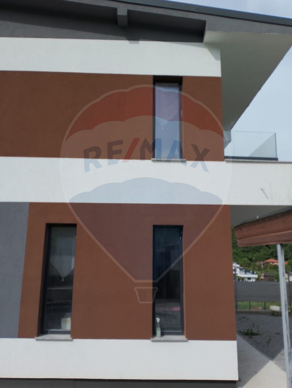 Casă tip duplex cu arhitectură modernă de închiriat pe strada Magnolie