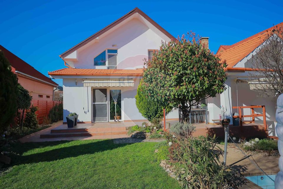 Casă cu 5 camere de vânzare în zona Episcopia Bihorului