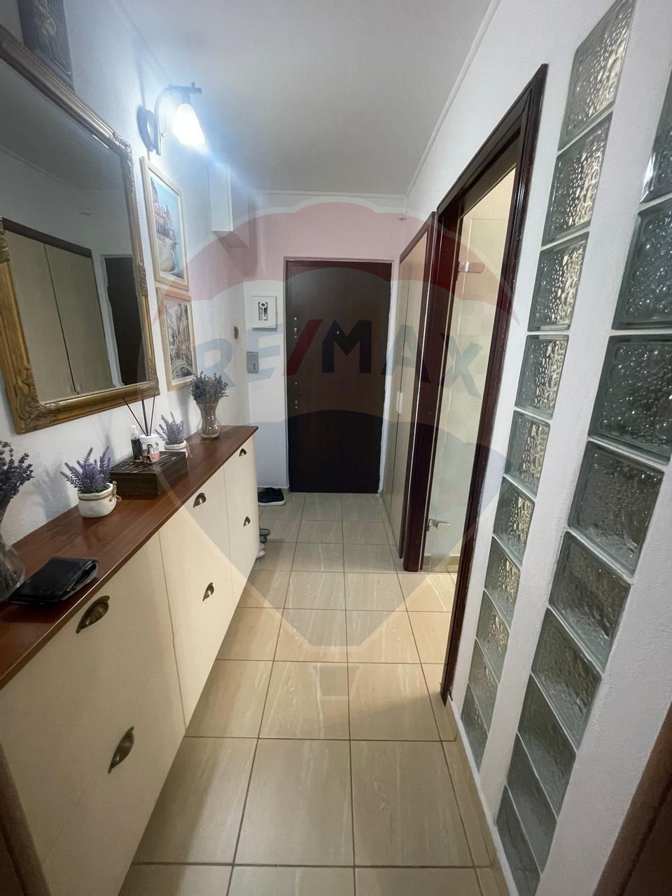 Apartament cu 3 camere de vânzare în zona Rovine
