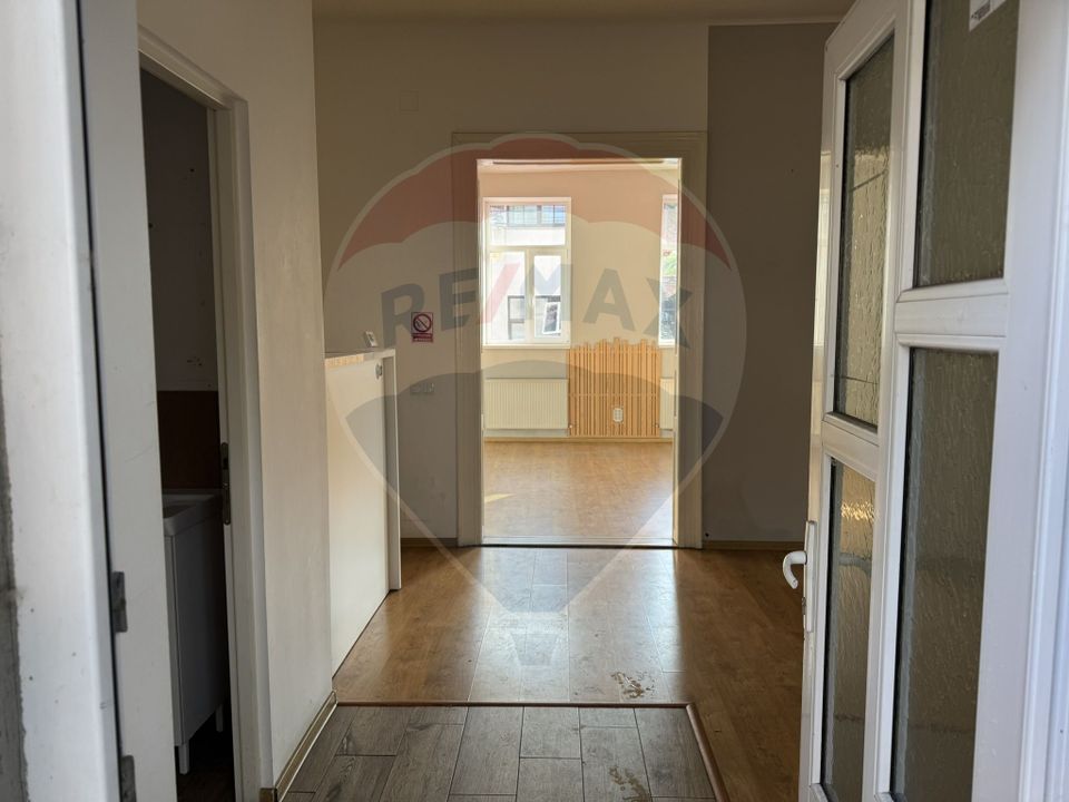 Apartament ultracentral cu curte, 2 unități locative. Str. Pitesti